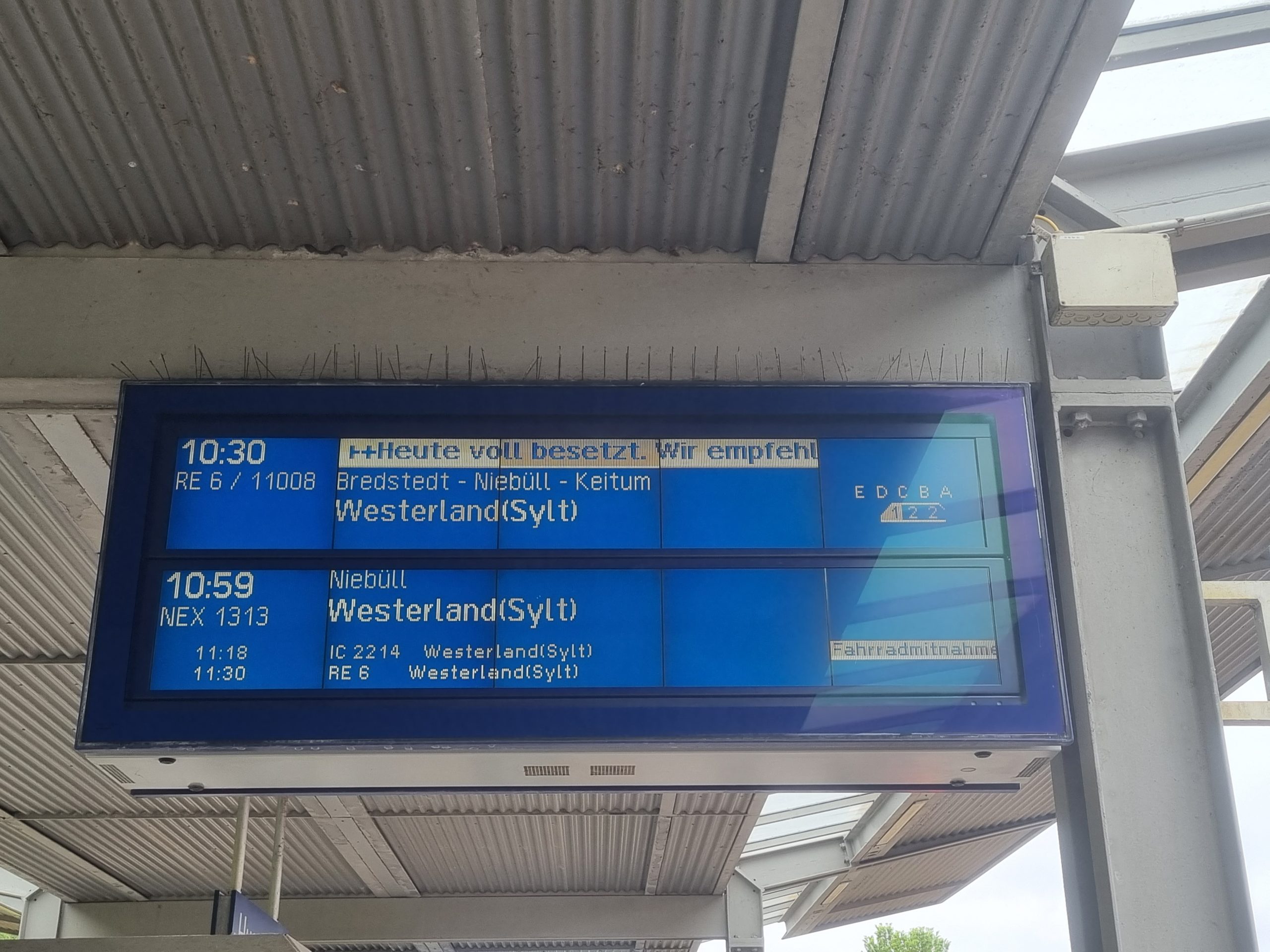 Zuganzeiger nach Westerland in Husum