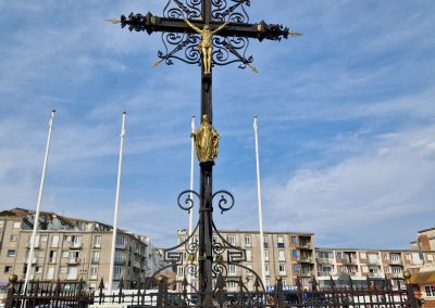 Gedenkkreuz im Hafen von Le Tréport