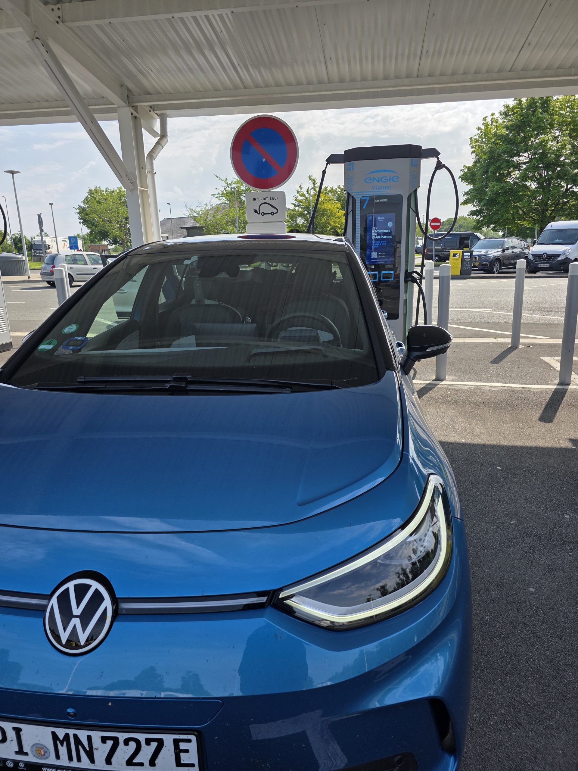 20250613_101540 Ein azurblauer Volkswagen ID.3 an einer Ladestation